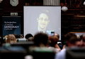 Сноуден говорит по видеосвязи во время афинского демократического форума, организованного Нью-Йорк Таймс, в Национальной библиотеке в Афинах, Греция