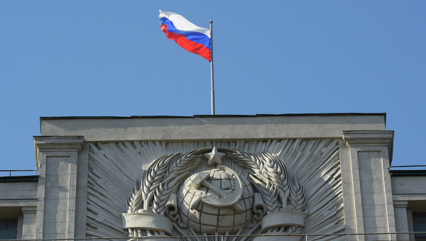 Флаг на здании Государственной Думы РФ на улице Охотный Ряд в Москве
