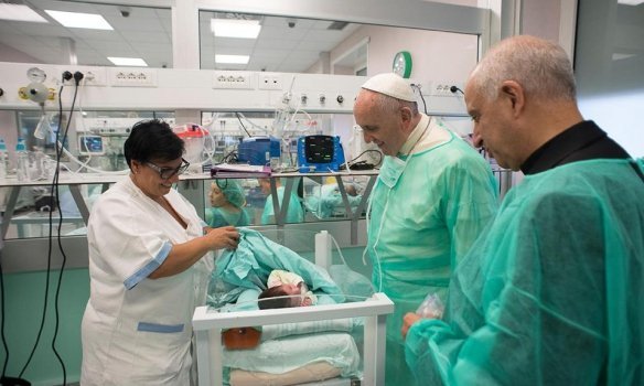 Папа Римский в отделении для новорожденных