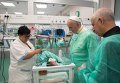 Папа Римский в отделении для новорожденных