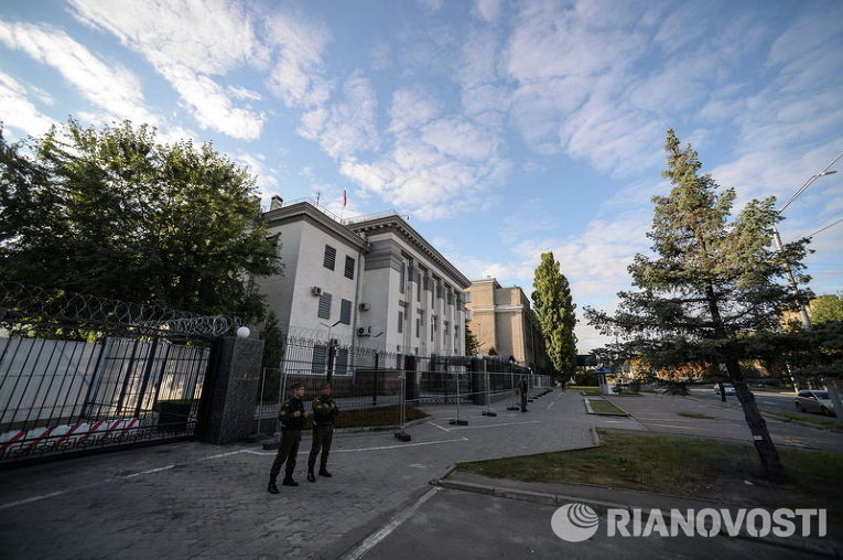 Голосование на выборах в Госдуму РФ в посольстве России в Киеве
