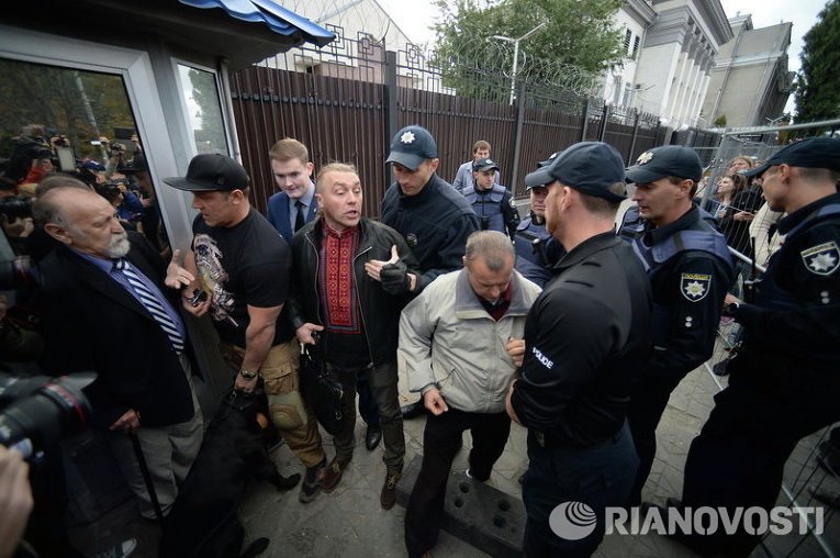 Столкновения под посольством РФ в Киеве