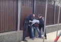 Полиция задерживает депутата под посольством России в Киеве