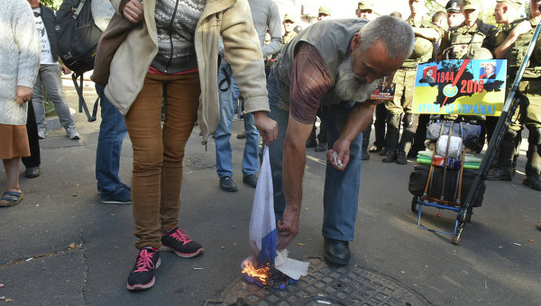 Сожжение российского флага перед посольством РФ в Киеве