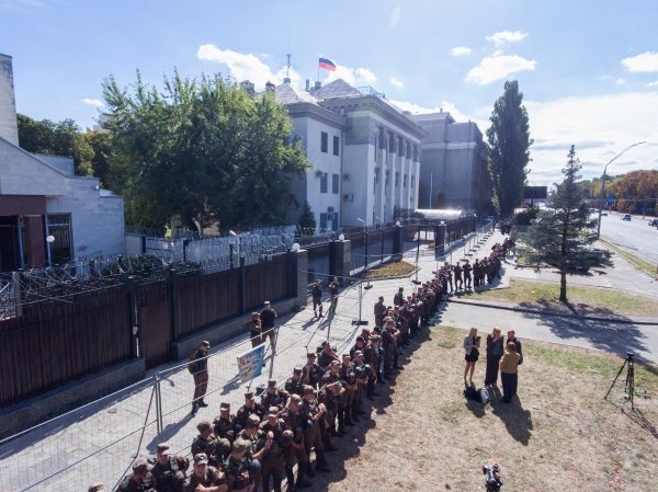 В осаде. Двойные кордоны Нацгвардии на подступах к посольству РФ