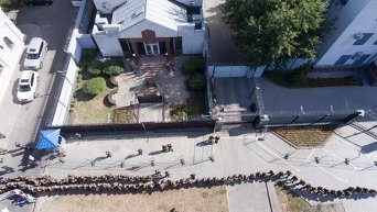 В осаде. Двойные кордоны Нацгвардии на подступах к посольству РФ