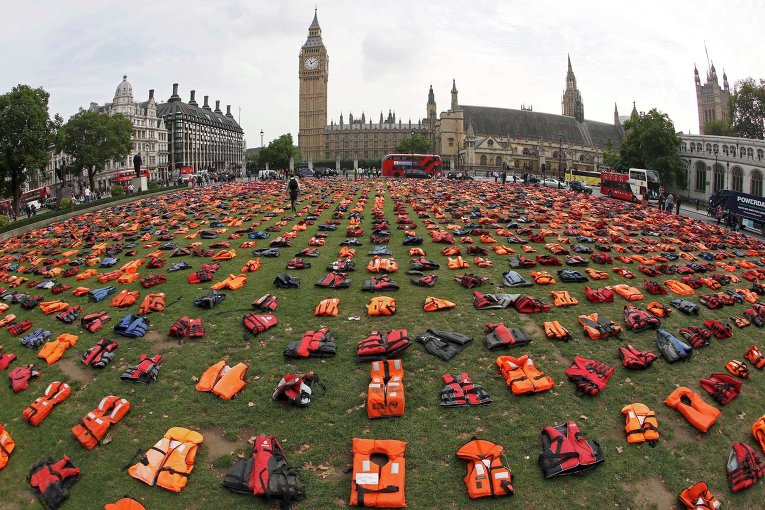 В Лондоне активисты для того, чтобы привлечь внимание общественности к проблеме массовой гибели мигрантов, превратили главную площадь Вестминстера в кладбище спасательных жилетов.