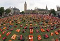 В Лондоне активисты для того, чтобы привлечь внимание общественности к проблеме массовой гибели мигрантов, превратили главную площадь Вестминстера в кладбище спасательных жилетов.