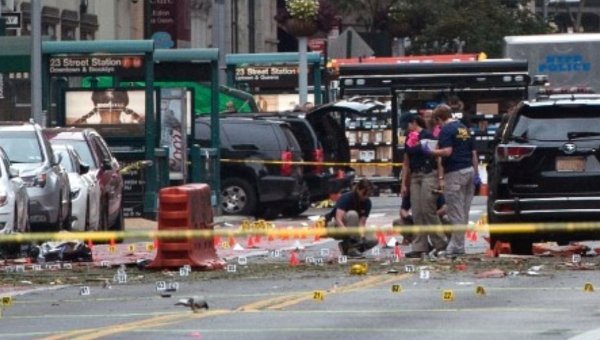 Эксперты на месте взрыва в Нью-Йорке