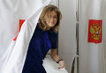 Наталья Поклонская во время голосования на выборах в Госдуму РФ