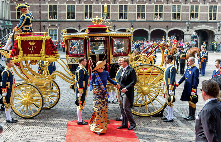 Король Виллем-Александр и его жена королева Максима прибывают в зале рыцарей в Гааге, Нидерланды.
