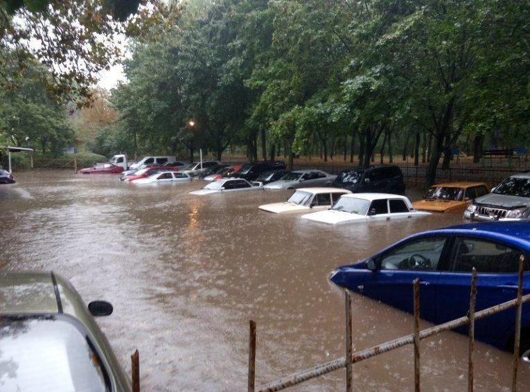 На Одессу обрушилась непогода - сильный ливень и град.