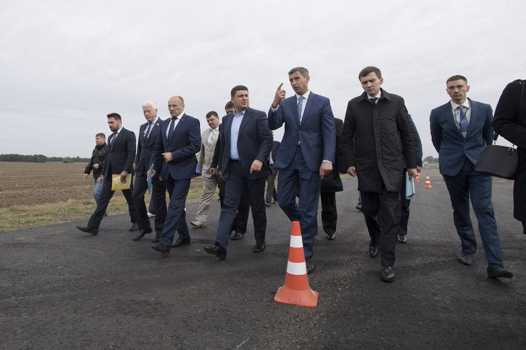 Премьер-министр Владимир Гройсман осмотрел ход ремонтно-строительных работ на автомобильных дорогах общего пользования Черкасской, Кировоградской и Полтавской областей.