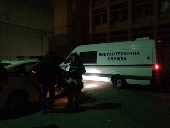 В Киеве преступники в форме СБУ отобрали у мужчины сумку с 2 млн грн. Кадры с места ЧП