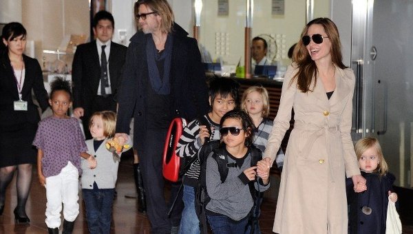 Бред Питт и Анджелина Джоли с детьми. Архивное фото