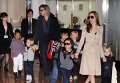 Бред Питт и Анджелина Джоли с детьми. Архивное фото