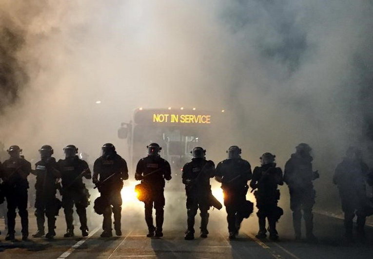 Полицейские блокируют дорогу во время акций протеста после того, как полиция застрелила Кита Скотта Ламонта в Шарлотте, Северная Каролина, США