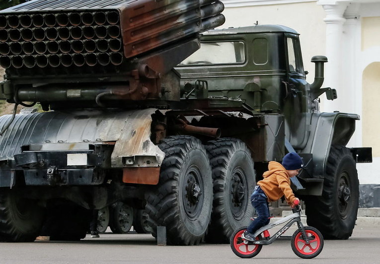 Залповая система пусковой установки БМ-21 Град на выставке военного оружия и транспортных средств, изъятых у ополченцев, Киев, Украина