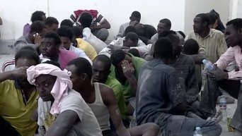 Возле Египта перевернулась лодка с мигрантами. Видео