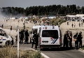 Полиция Франции в Кале разгоняет мигрантов, которые пытаются попасть в грузовики, направляющиеся в Великобританию
