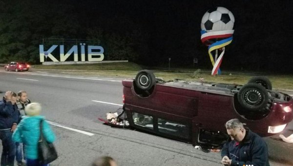 На месте ДТП под Киевом: водитель на BMW въехал в микроавтобус с пассажирами