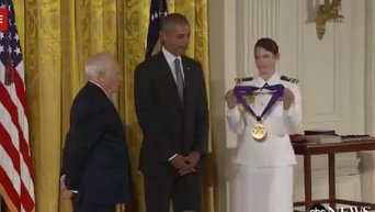 Продюсер попытался снять с Обамы штаны во время вручения медали. Видео