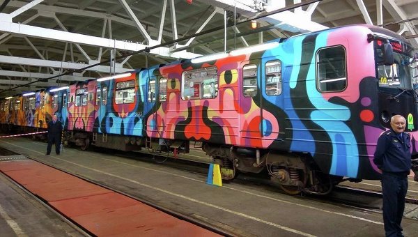 В Киеве разрисовали еще один поезд метрополитена