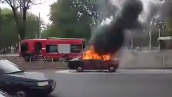 В Киеве на дороге загорелся автомобиль. Видео