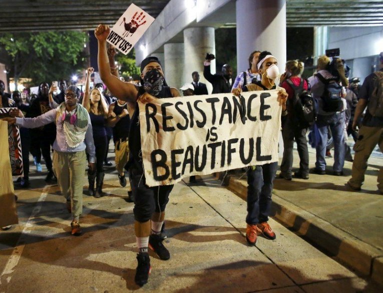 Власти города Шарлотт в штате Северная Каролина, где третий день не прекращаются протесты после убийства полицией темнокожего жителя, объявили о введении комендантского часа.