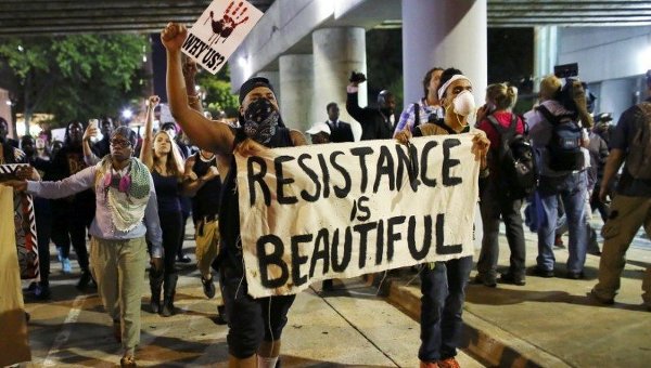 Власти города Шарлотт в штате Северная Каролина, где третий день не прекращаются протесты после убийства полицией темнокожего жителя, объявили о введении комендантского часа.