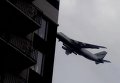 Под Киевом транспортный самолет испугал жителей, едва не влетев в дом. Видео