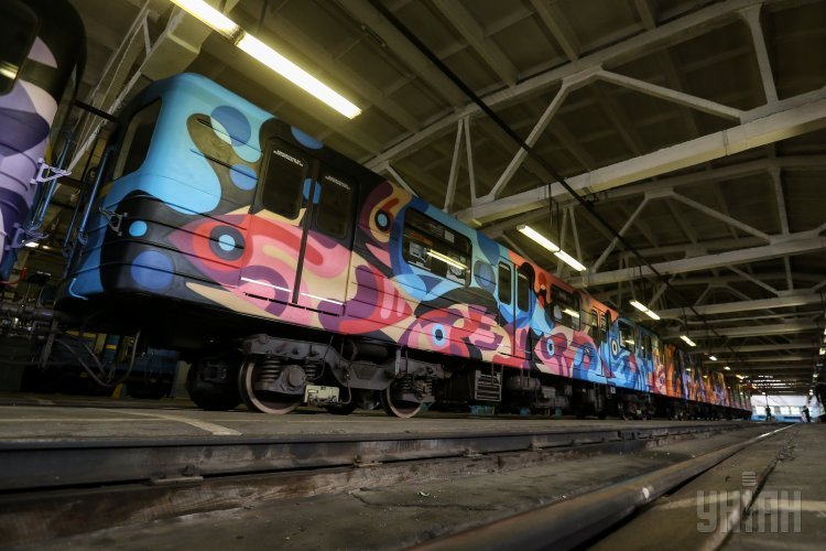 В киевском метро разрисовали поезд