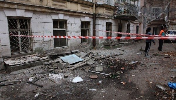 В центре Одессы в жилом доме обвалился балкон вместе с человеком