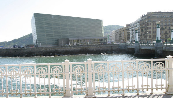 Вид на Дворец конгрессов и аудиторию Курсааль в Сан-Себастьяне