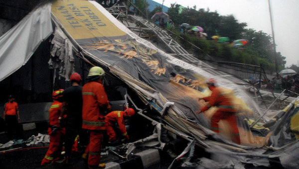 В столице Индонезии обрушился мост