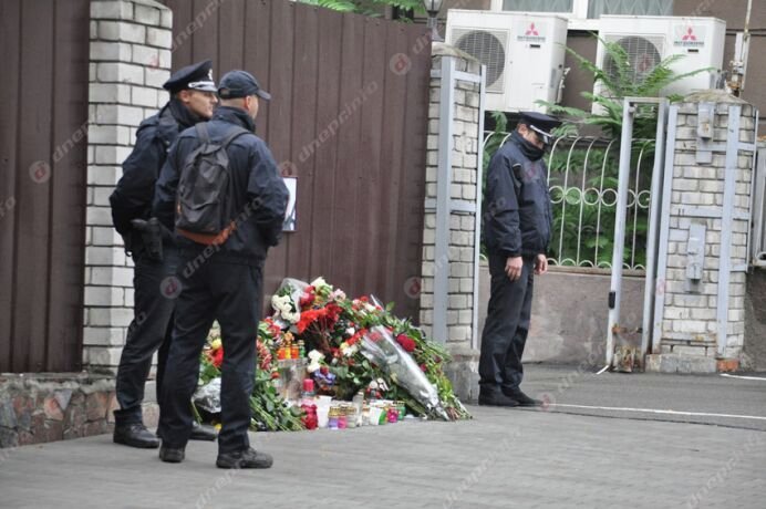 Убийство полицейских в Днепре: цветы на месте гибели