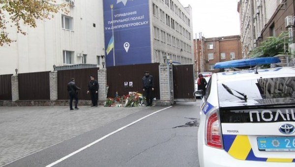 Цветы у здания Патрульной полиции в Днепре, где погибли полицейские