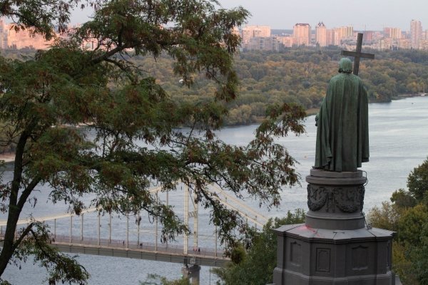 В Киеве облили краской памятник князю Владимиру
