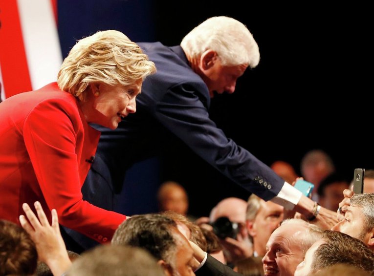 Хиллари Клинтон и ее муж Билл в ходе теледебатов