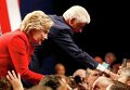 Хиллари Клинтон и ее муж Билл в ходе теледебатов