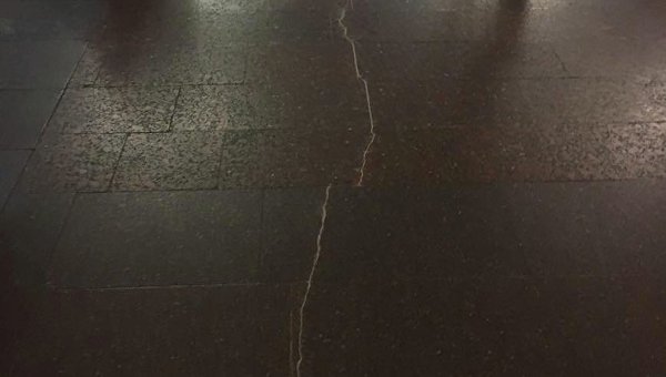 Трещина на платформе станции метро Героев Днепра