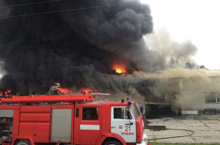 Пожар на фабрике по производству резиновой подошвы для обуви в Броварах