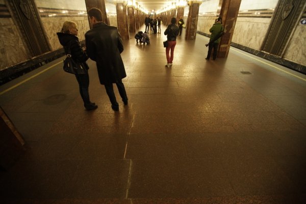 На платформе станции метро Героев Днепра в Киеве образовалась огромная трещина
