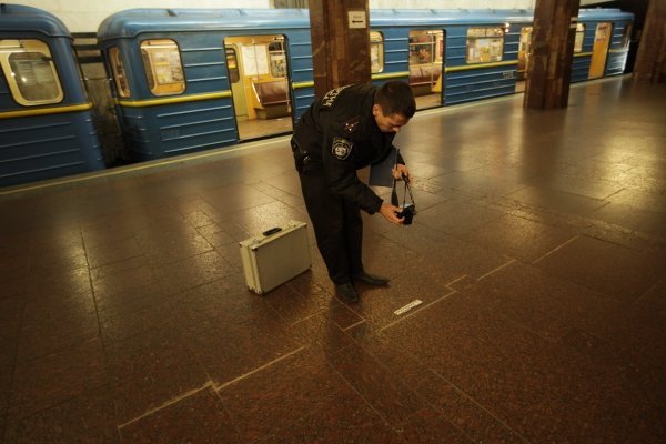 На платформе станции метро Героев Днепра в Киеве образовалась огромная трещина