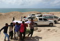 Люди несут тело сомалийского радиожурналиста, который был убит неизвестными вооруженными лицами в столице Сомали Могадишо