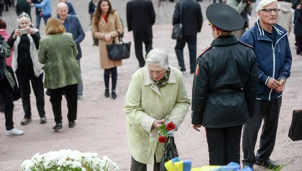 Возложение цветов к памятнику жертвам Бабьего Яра в Киеве