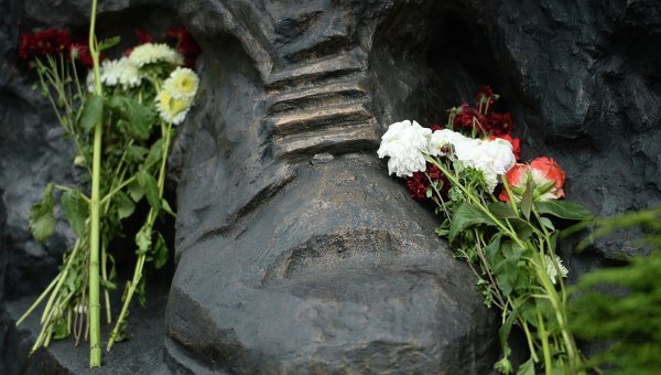 У памятника жертвам Бабьего Яра в Киеве. Архивное фото