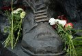 У памятника жертвам Бабьего Яра в Киеве. Архивное фото