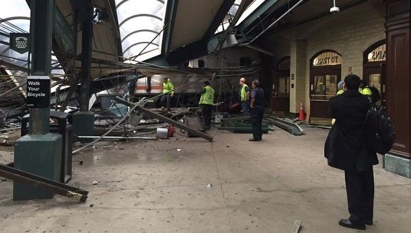 Пассажирский поезд врезался в платформу в Нью-Джерси