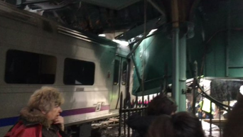 Первые кадры с места крушения поезда в Нью-Джерси. Видео